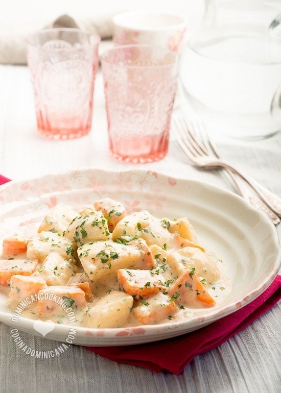 Potatoes with Parsley and Paprika Sauce Recipe: this rich and creamy potato dish is the perfect side dish to serve with grilled meat or fish.