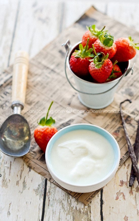 Strawberry and yogurt popsicles and ice cream