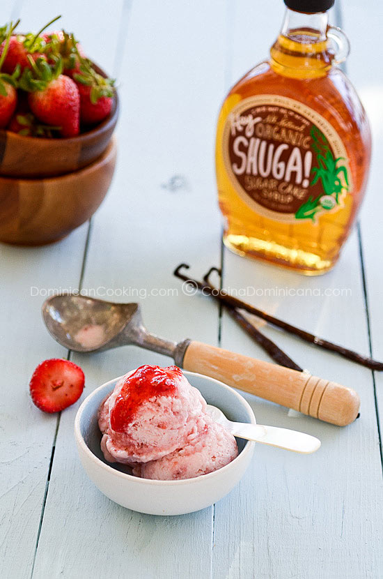 Strawberry and yogurt popsicles and ice cream