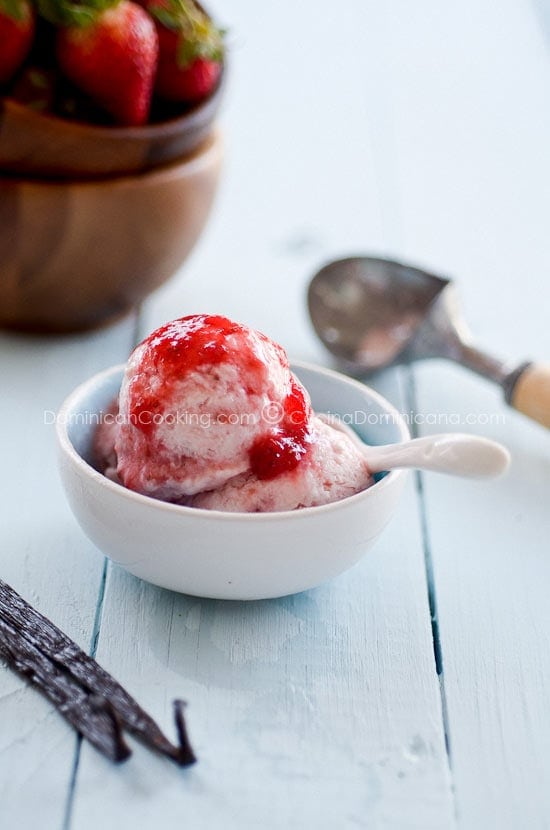 Strawberry and yogurt popsicles and ice cream