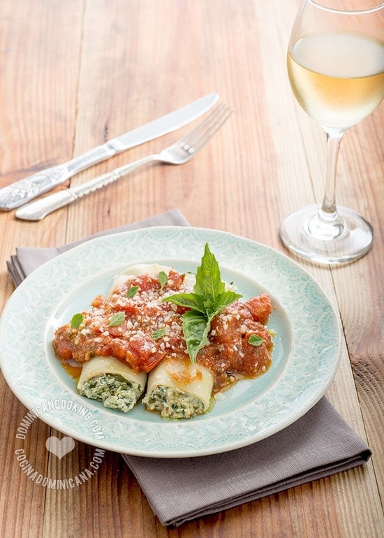 Cannelloni Filled with Ricotta and Spinach Recipe: Delicious dish that is much more easy to make that it seems. They will be a hit at the dinner table.