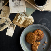 No Sugar Added Oatmeal and Almond Cookies Recipe: Flavorful and crispy, these cookies hide very well just how good they are for you. It's coffee time!