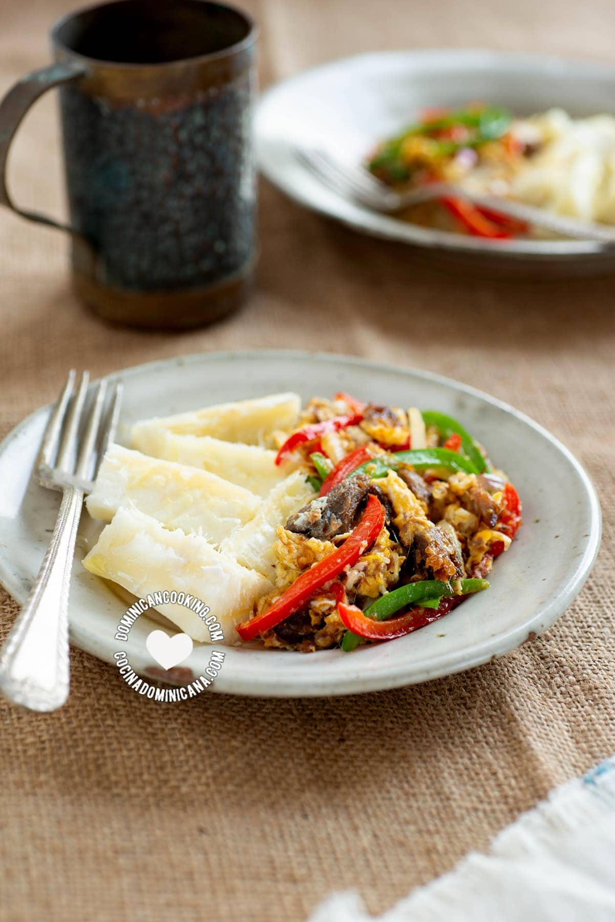 Arenque con huevos (herrings with eggs and yuca)