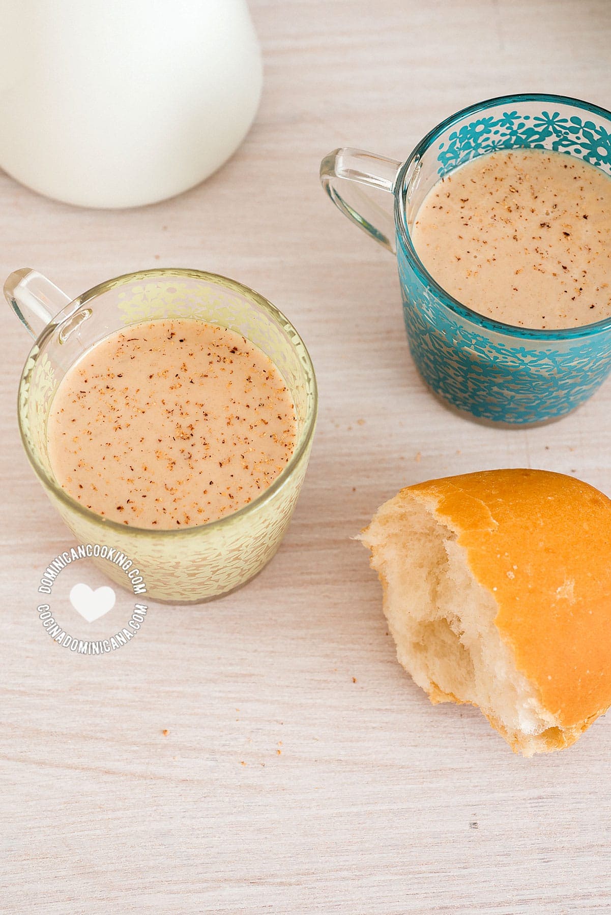 2 cups of hot avena caliente (hot oat drink) with bread