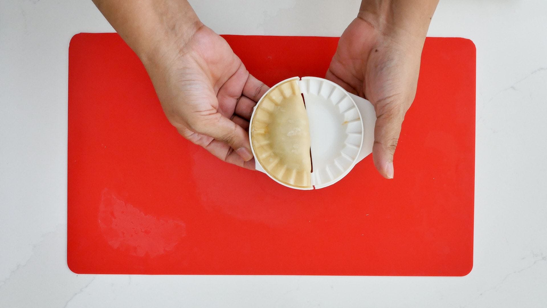 Forming empanadas