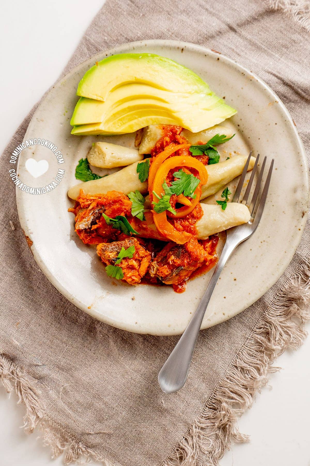 domplines de batata with sardines and avocado