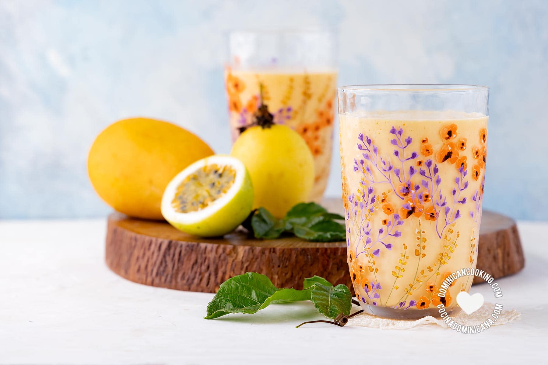 Batida mango y chinola (mango passionfruit milkshake)