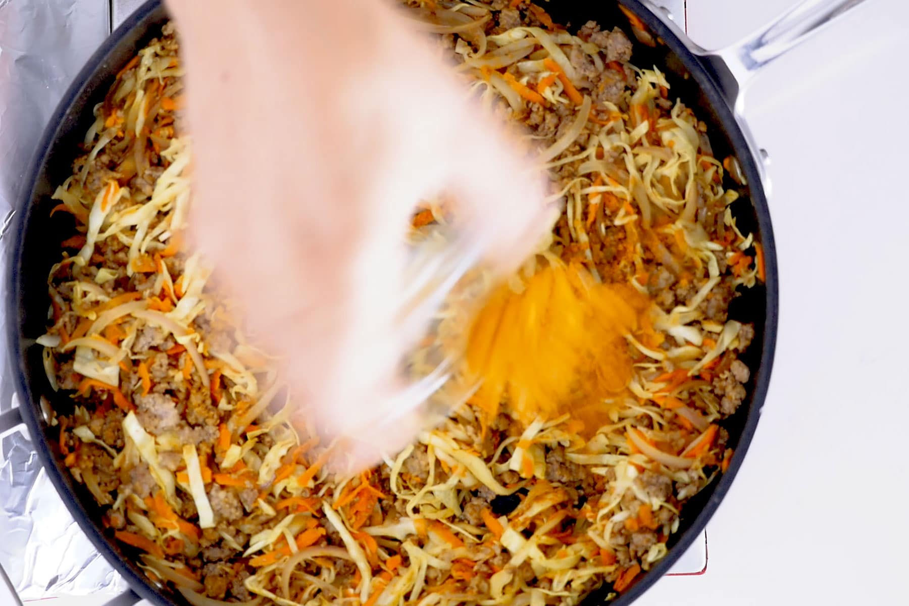 Sprinkling curry on cabbage and minced meat