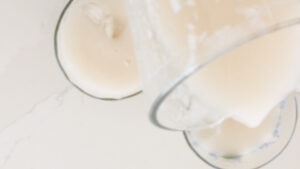 Serving champola de guanabana with ice