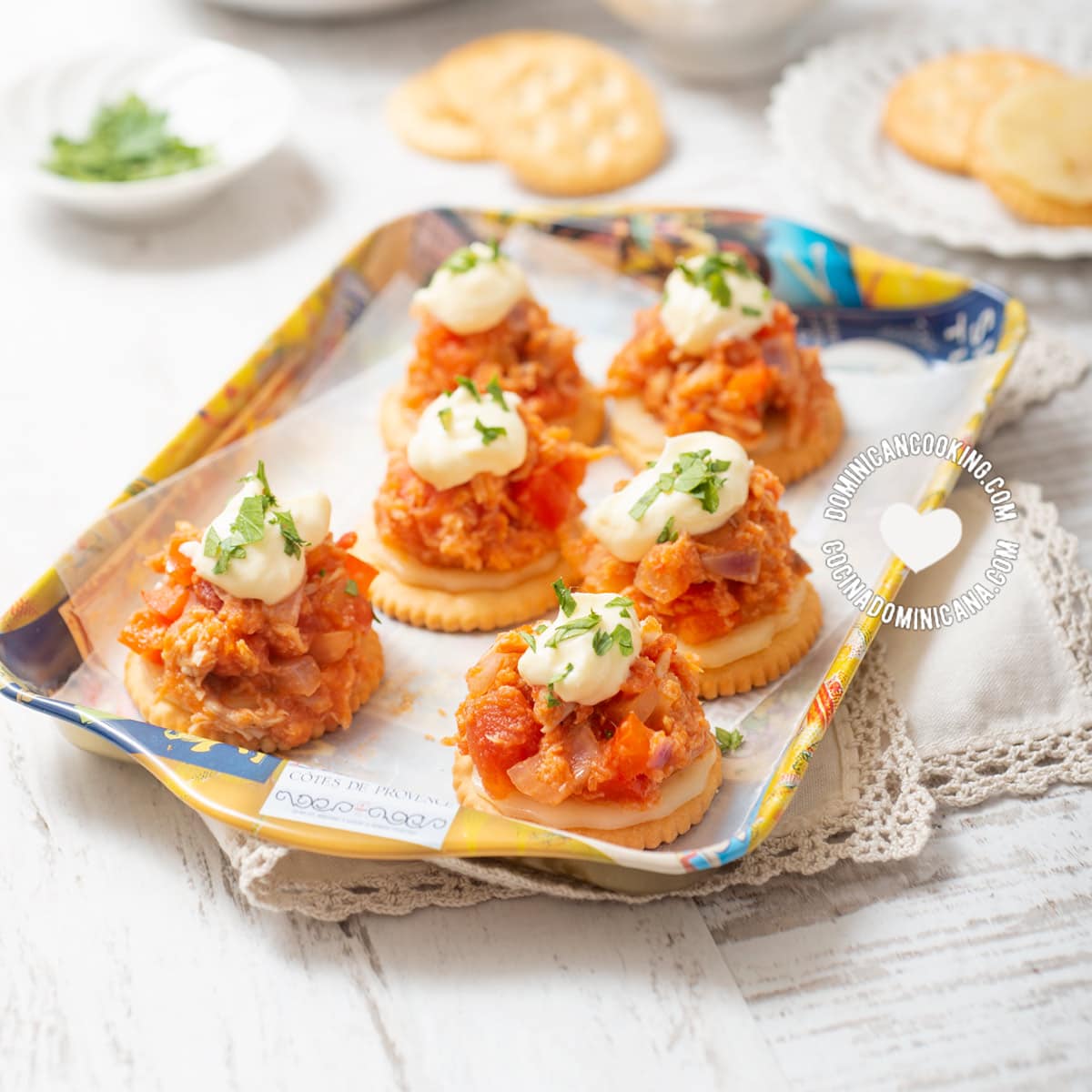 Tray with chicken in a biscuit cracker