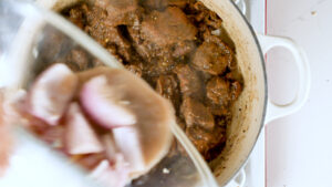 Adding onions and juices to meat