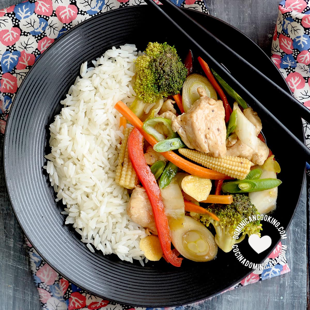 Plate of Chopsuí and Rice (Dominican-Style Chop Suey) seen from above