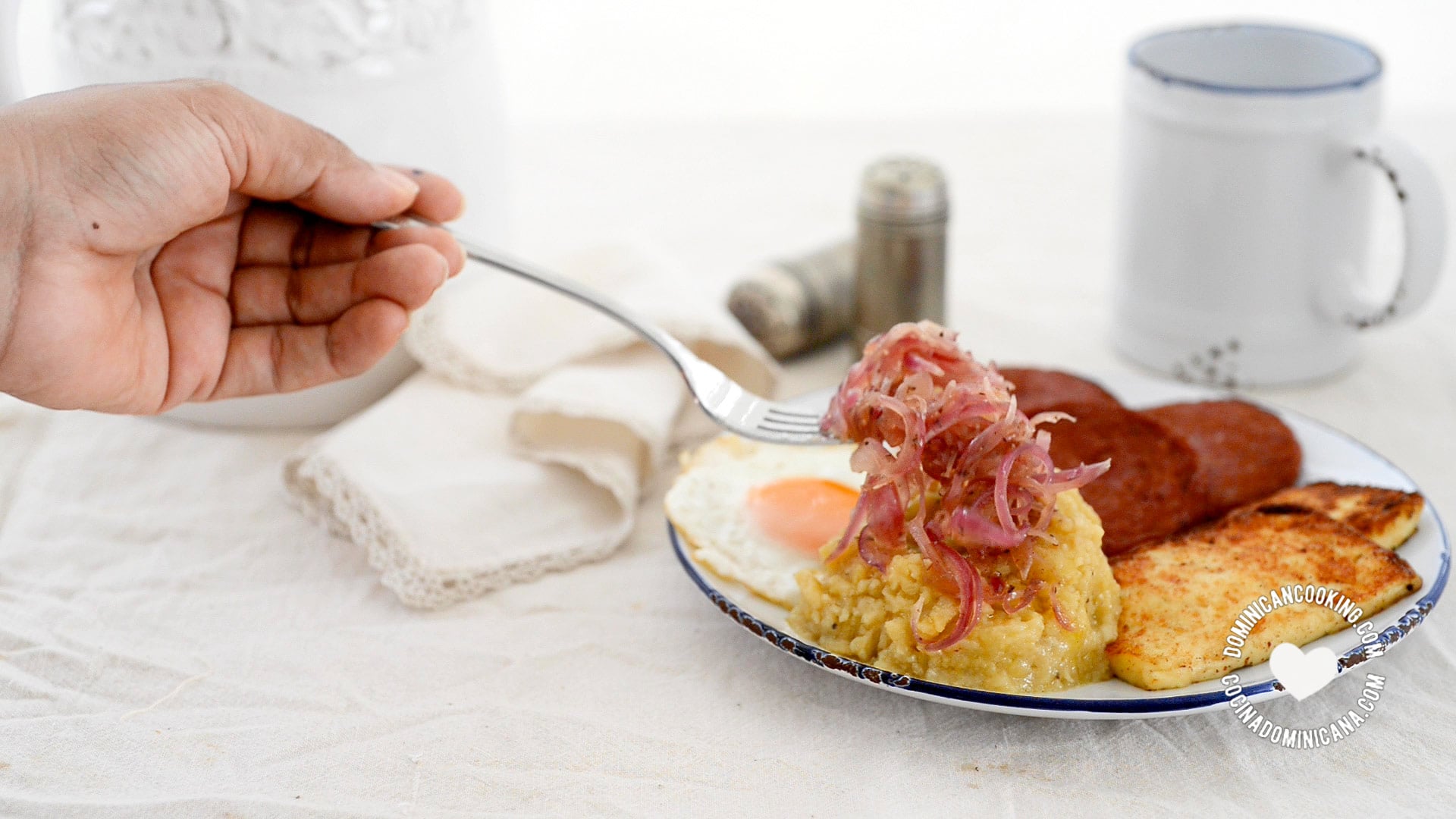 Adding onions to mangu