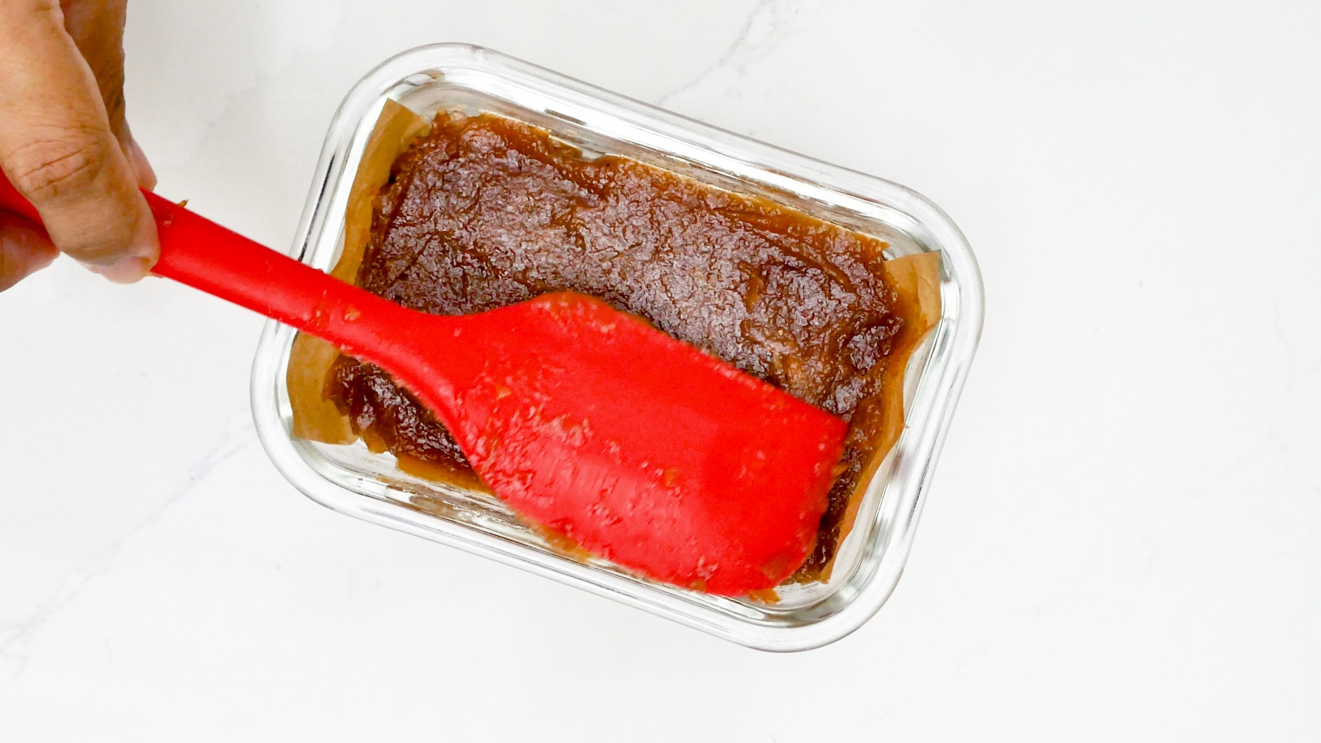 Spreading guava paste in the mold