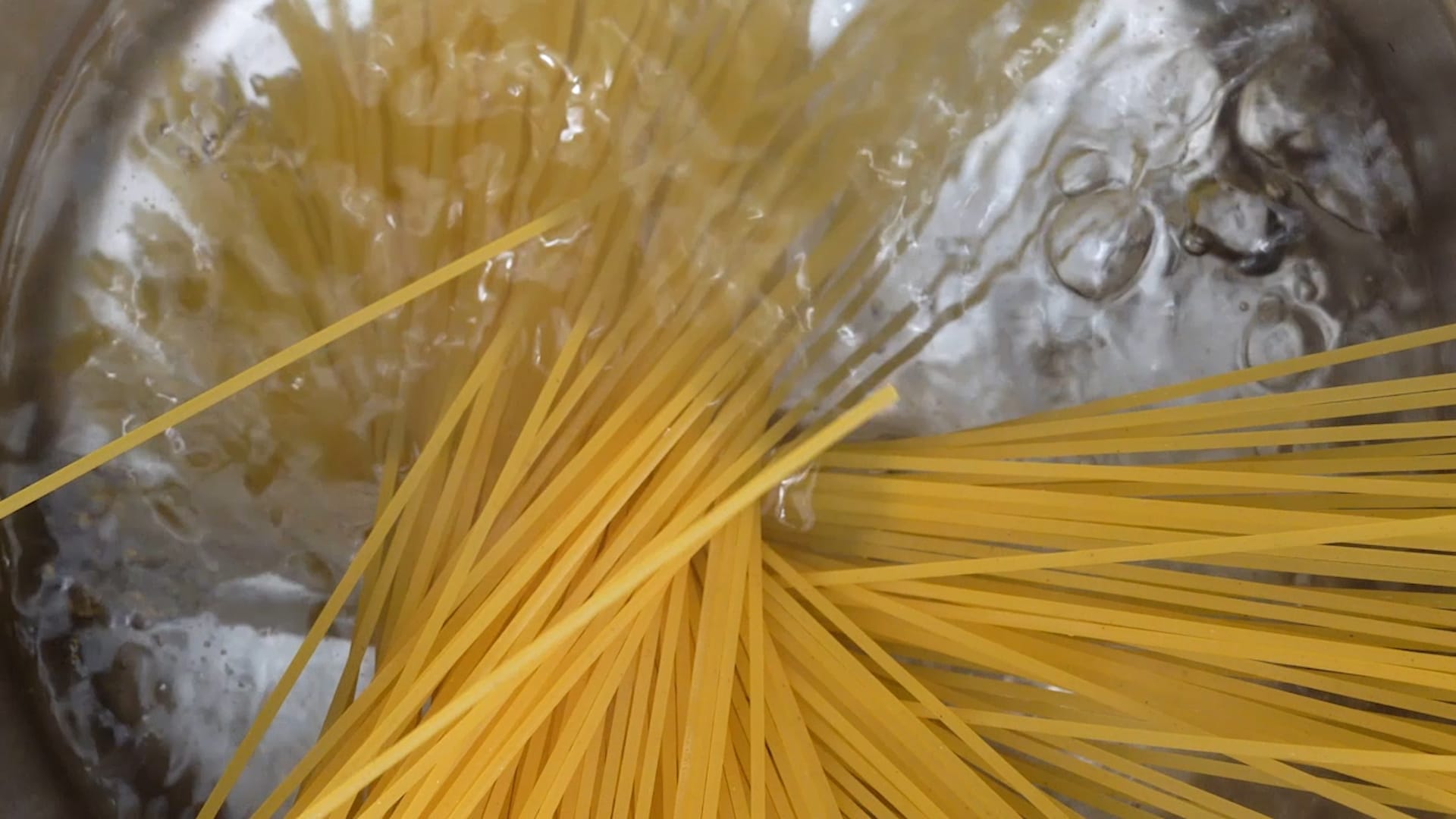 Boiling pasta