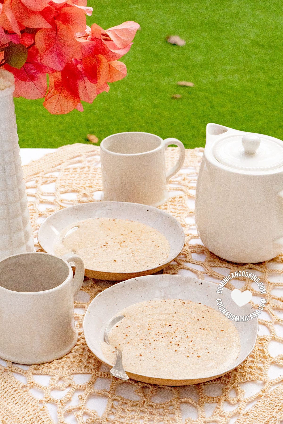 Dominican-Style Farina: Spiced Cream of Wheat Porridge en mesa de jardín con tazas de café