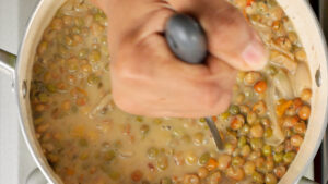 Mashing guandules