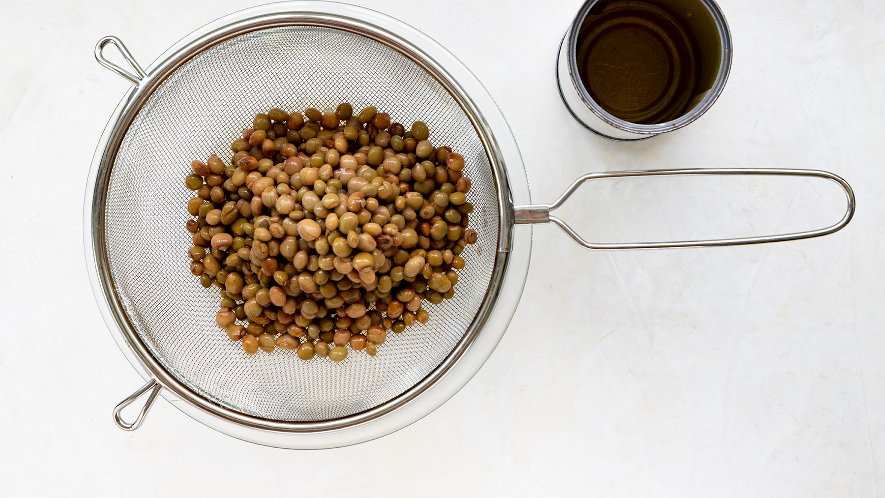 Draining canned guandules