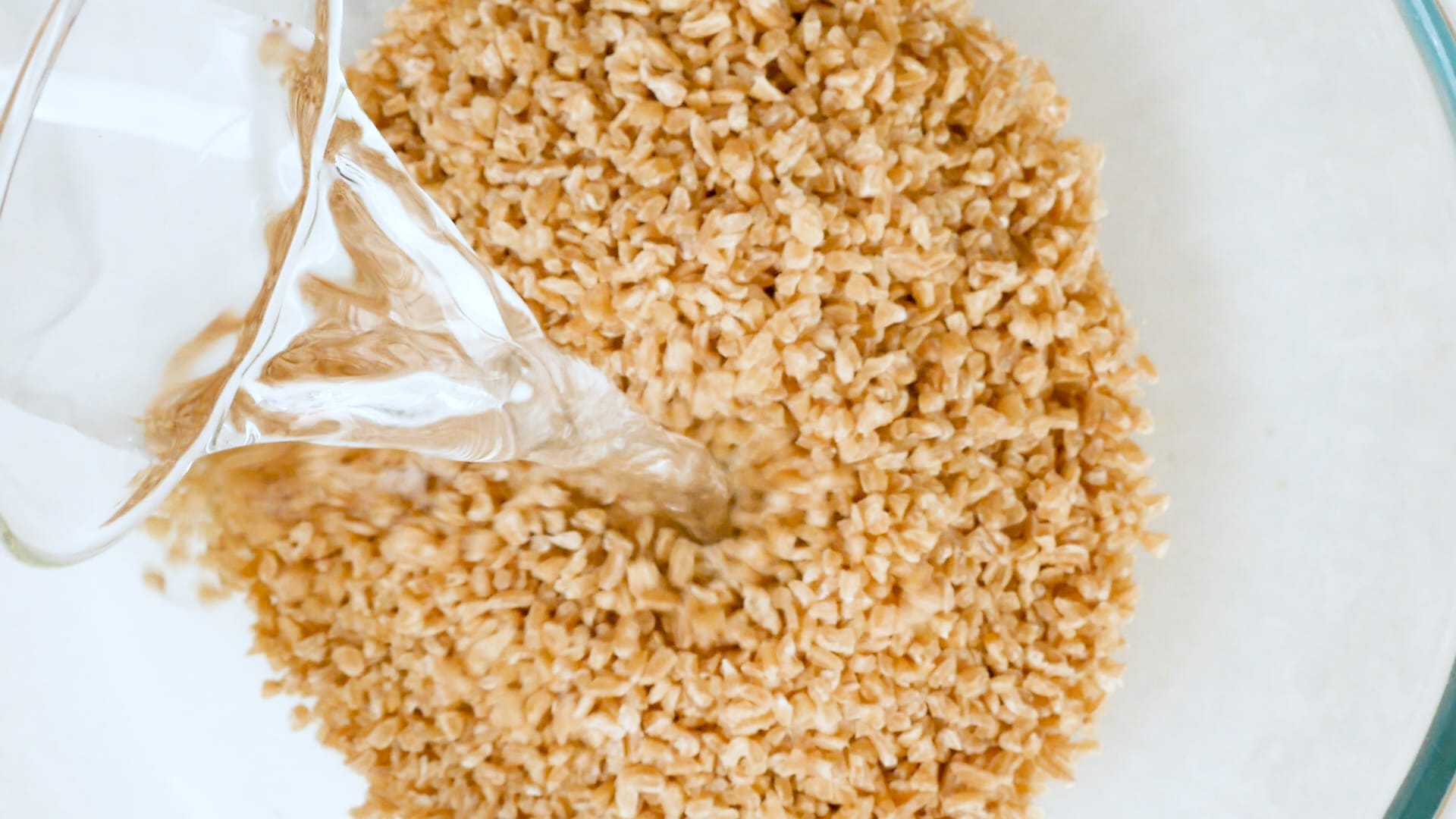 Pouring water into the bulgur