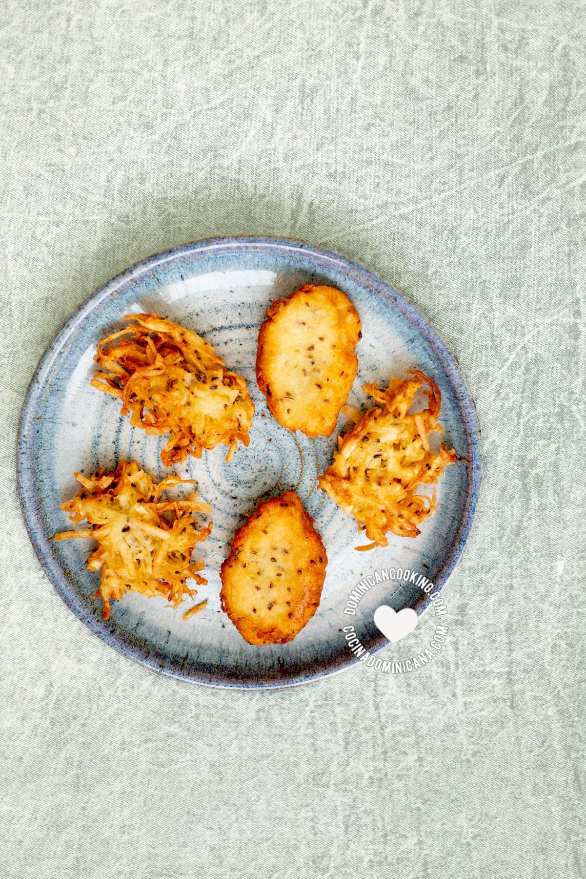 Aranitas and arepitas de yuca fritters