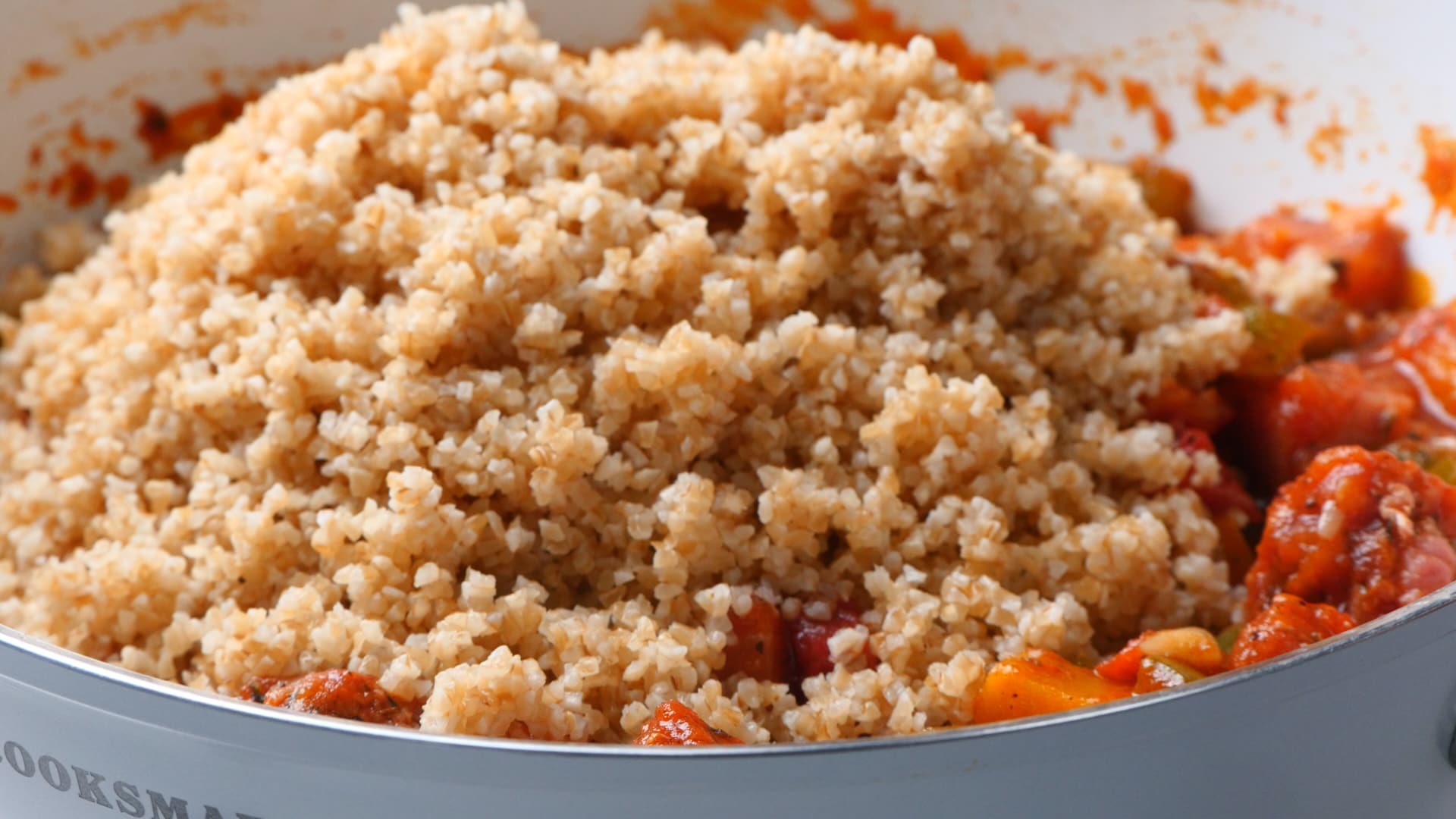 Stirring bulgur in