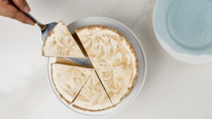 Serving cheesecake