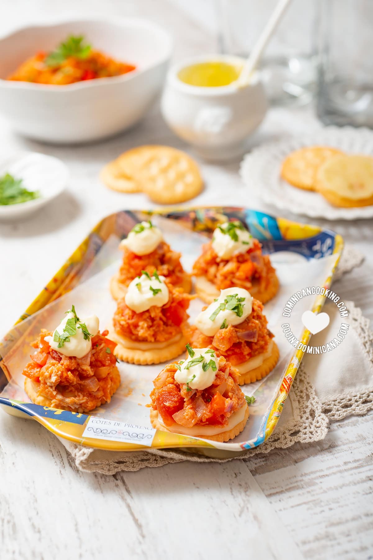 Tray with chicken in a biscuit cracker