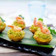 Tostones rellenos de camarones y aguacate
