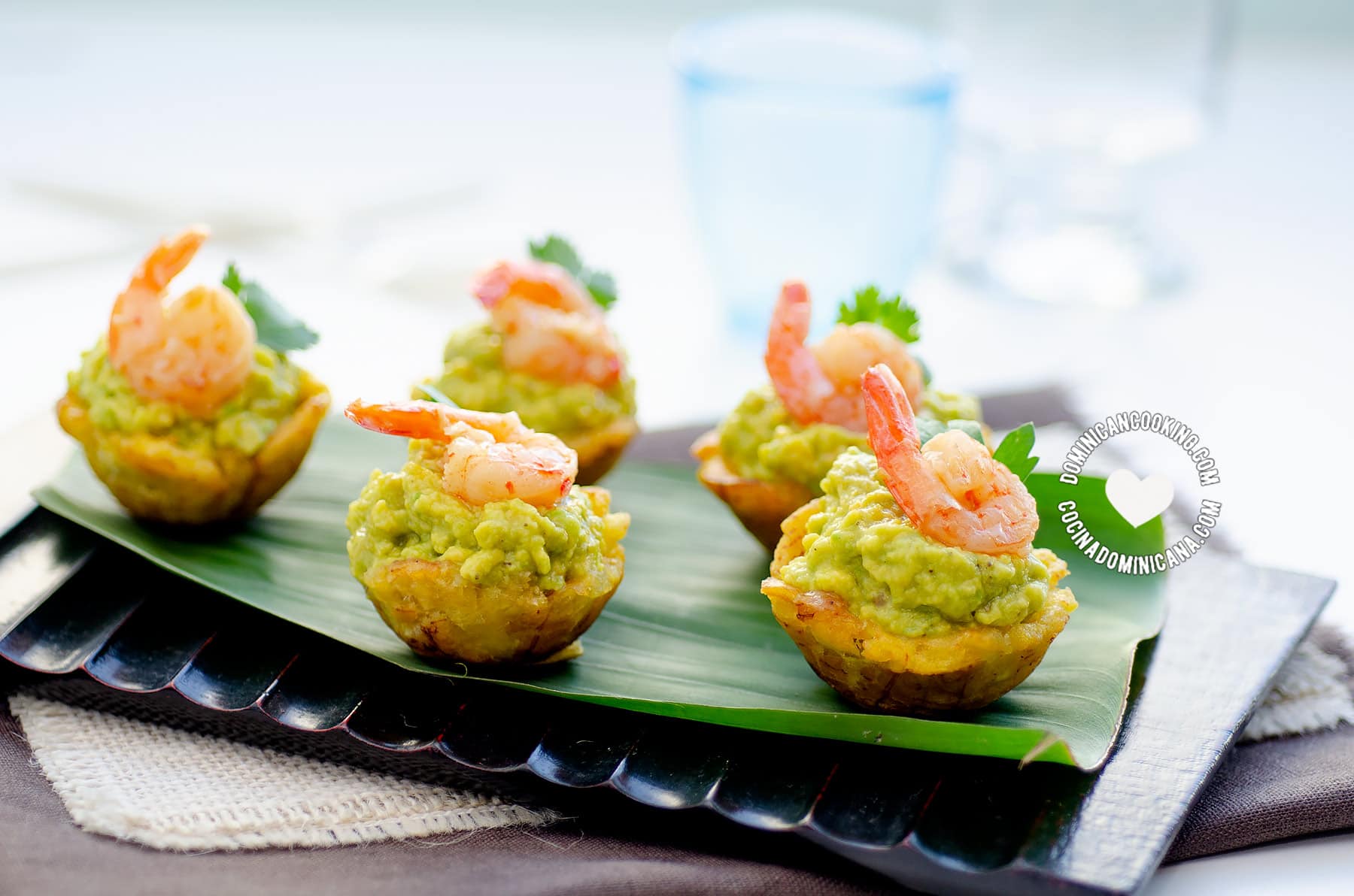 Tostones rellenos de camarones y aguacate