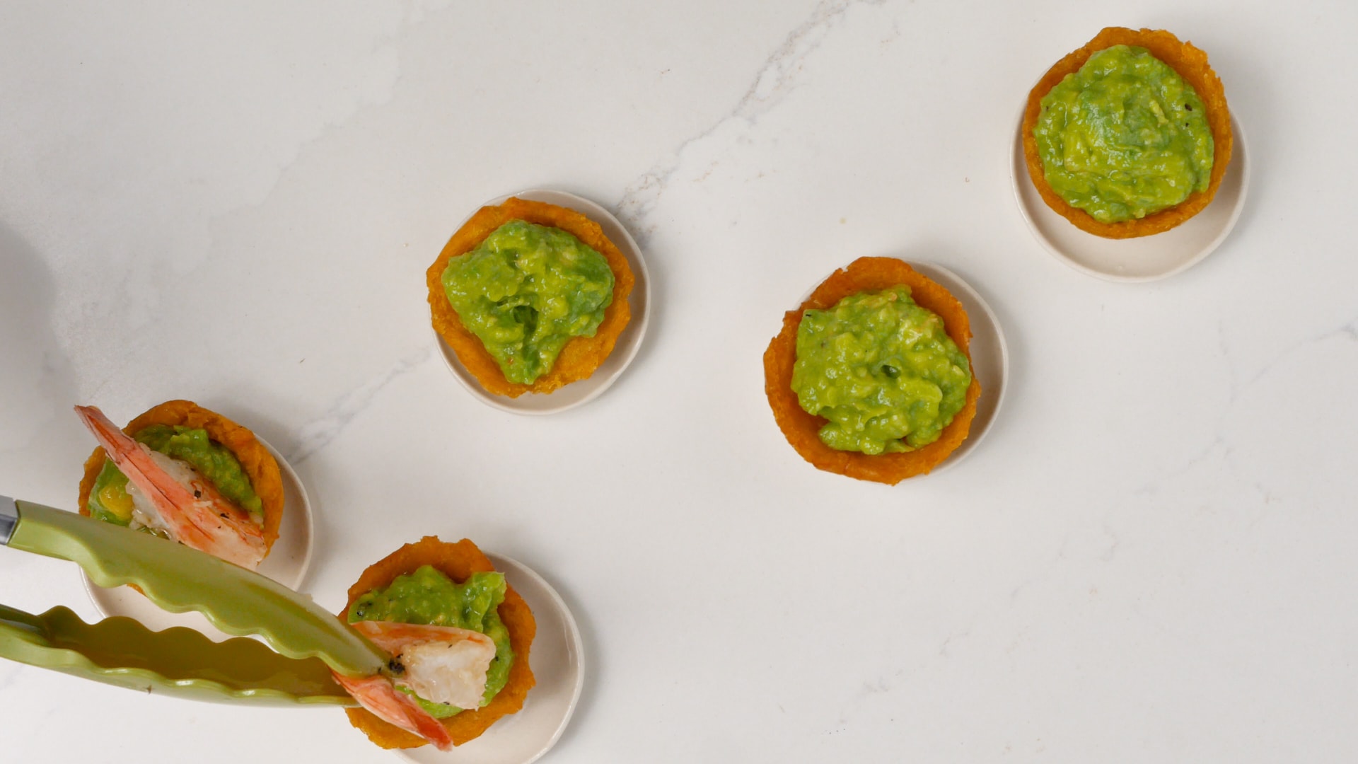 Assembling tostones rellenos