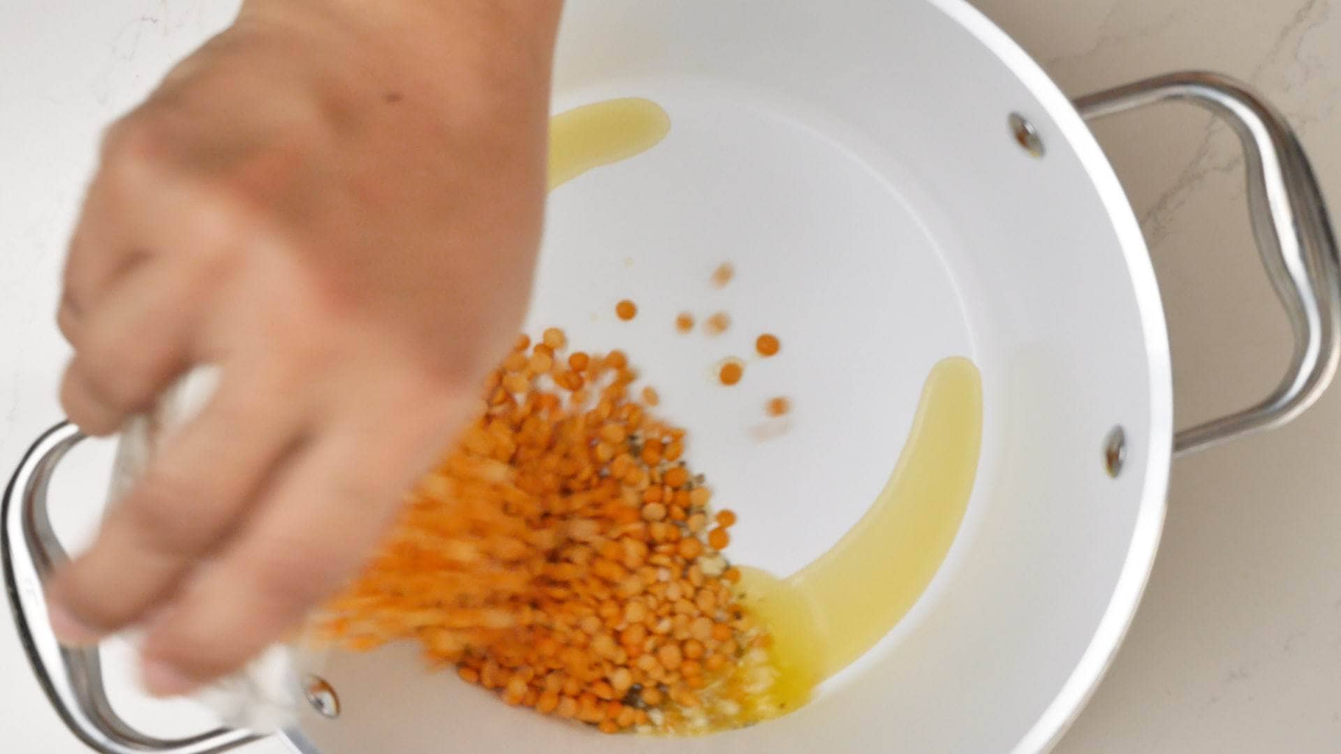 Adding split peas to sancocho